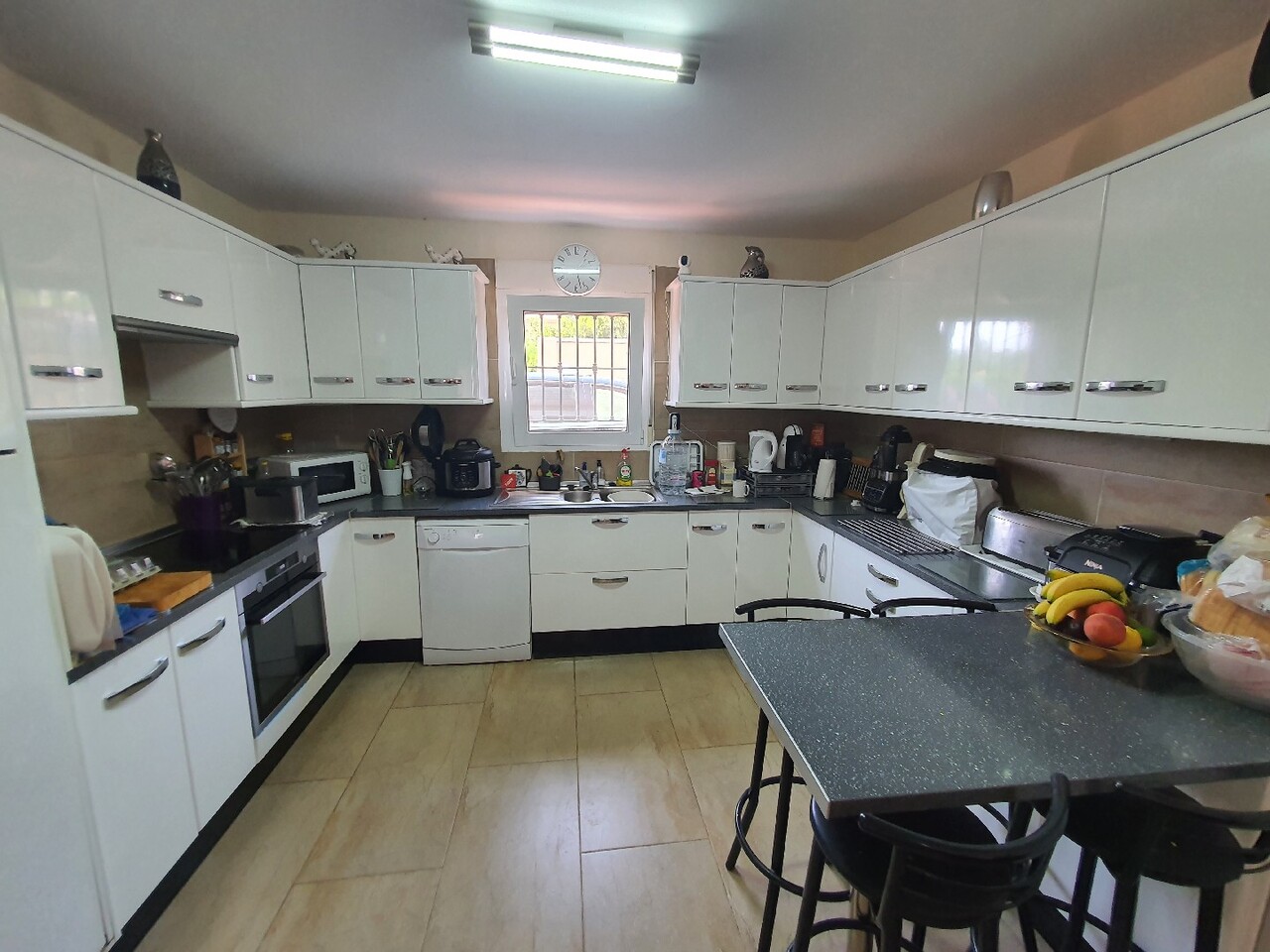 6 Bedroom Villa for Sale in Torrevieja