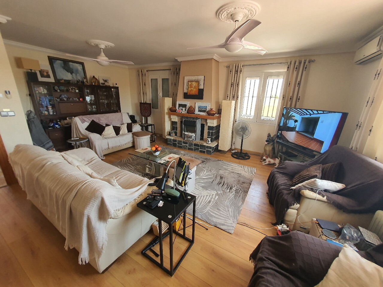 6 Bedroom Villa for Sale in Torrevieja