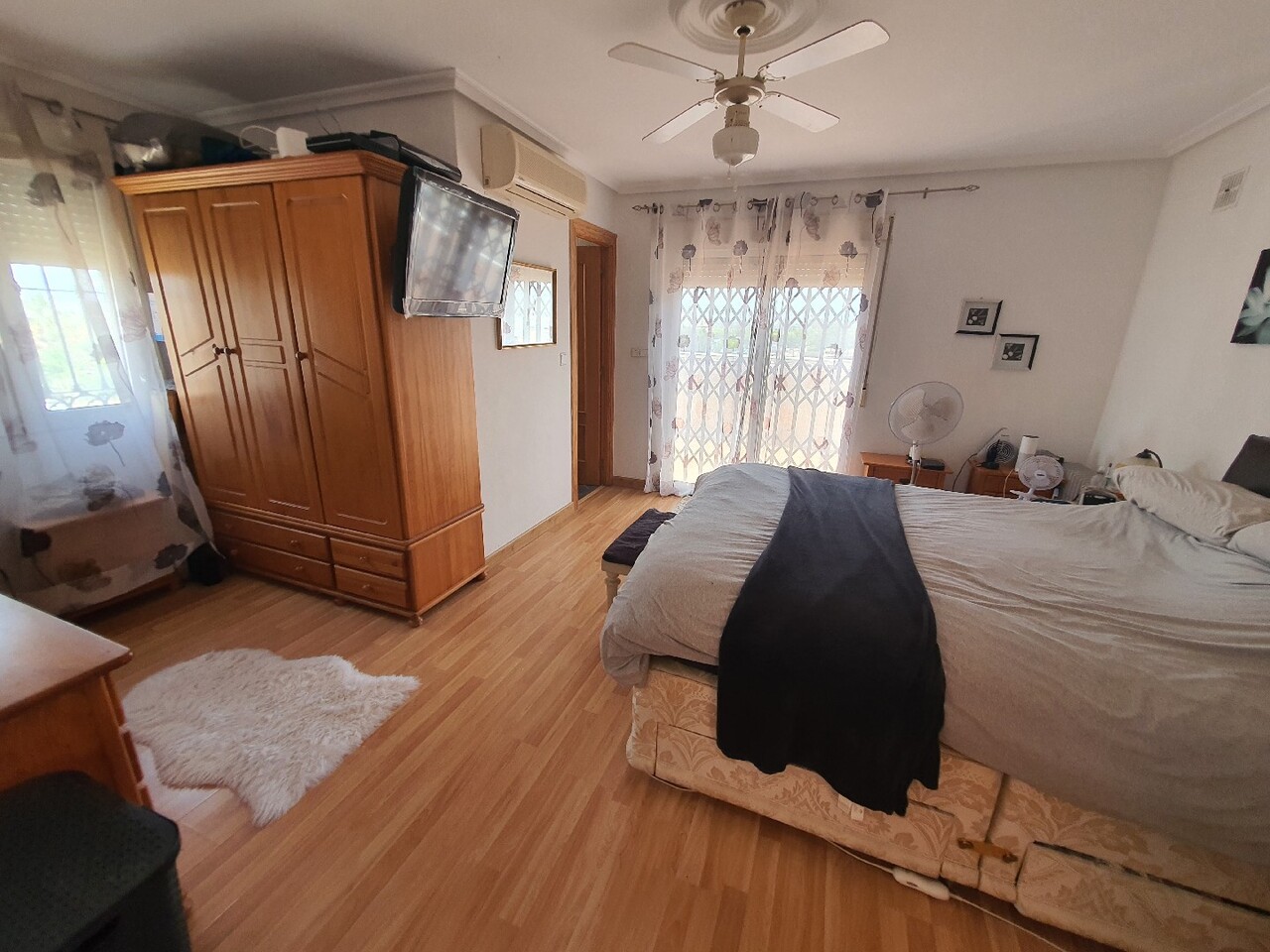 6 Bedroom Villa for Sale in Torrevieja